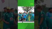 Aniversariante do dia, Igor Thiago recebe o carinho dos companheiros com corredor polon&ecirc;s em treino
