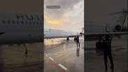 Passageiro grava momentos de desespero dentro de avi&atilde;o durante terremotos na Venezuela #shorts