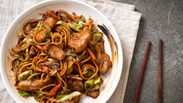 Yakisoba tradicional: a receita completa para fazer sem sair de casa