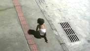 V&iacute;deo mostra beb&ecirc; engatinhando sozinha no meio da rua em Vila Velha (ES); m&atilde;e &eacute; presa