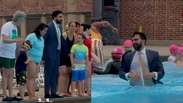 Prefeito de Nova York pula na piscina de terno e gravata
