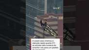 Veja momento em que policial sobe no Empire State Building para deter casal que escalou at&eacute; o topo