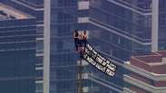 Veja o momento em que policial sobe no Empire State Building para deter casal que escalou at&eacute; o topo