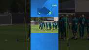 De volta aos treinos, Raphinha passa por corredor polon&ecirc;s e ganha 'chutinho' de Casemiro #shorts