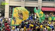 Com bandeir&atilde;o de Pel&eacute;, torcida brasileira invade ponto tur&iacute;stico de Nova York 