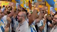Torcedores brasileiros vibram com gol da Argentina contra Cabo Verde em bar tem&aacute;tico em S&atilde;o Paulo 