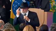 Lula mostra dedo do meio durante discurso no Pal&aacute;cio do Planalto: 'Aqui para eles'