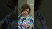Alcione tranquiliza f&atilde;s ap&oacute;s cair durante show e brinca: "Eu n&atilde;o sou uma qualquer" #shorts