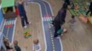 C&acirc;mera flagra crian&ccedil;a sendo arremessada em creche nos EUA