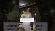 Noiva 'quebra' tradi&ccedil;&atilde;o e emociona ao presentear a m&atilde;e com buqu&ecirc;: "S&iacute;mbolo do meu amor" #shorts