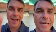 Com &lsquo;tapas&rsquo; na c&acirc;mera, Fl&aacute;vio Bolsonaro volta a culpar Lula por tarifas: &lsquo;Tanto provocou que conseguiu&rsquo;
