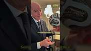 Infantino mostra detalhes do 'anel do campe&otilde;es' que ser&aacute; entregue aos vencedores da Copa #shorts
