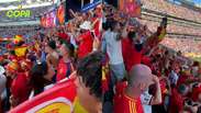 Abra&ccedil;os, emo&ccedil;&atilde;o: a festa dos torcedores espanh&oacute;is no est&aacute;dio ap&oacute;s o t&iacute;tulo da Copa do Mundo