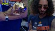 Cucurella &lsquo;perde a linha&rsquo; e &lsquo;hidrata&rsquo; ta&ccedil;a da Copa do Mundo durante festa na Espanha