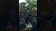 Jogadores da Espanha s&atilde;o surpreendidos e precisam desviar de galhos em festa pelas ruas de Madri