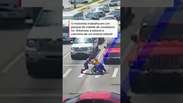 Motorista fantasiado de Homem-Aranha para o tr&acirc;nsito e ajuda cadeirante a atravessar #shorts