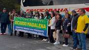 Apoiadores de Fl&aacute;vio Bolsonaro encaram mais de 5h de estrada e minimizam briga com Michelle: 'Fam&iacute;lia &eacute; fam&iacute;lia'