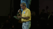 TP de Valdemar Costa Neto falha durante discurso, e presidente do PL recorre a caderneta: 'Parou'