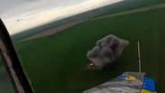 V&iacute;deo mostra soldado ucraniano derrubando drones russos com apenas um fuzil durante voo; assista