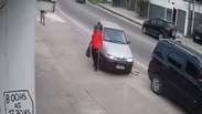 Homem escapa por um triz de ser atropelado por carro desgovernado no RJ