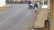 C&acirc;mera flagra pedestre sendo atropelado por motociclista sem habilita&ccedil;&atilde;o em MG