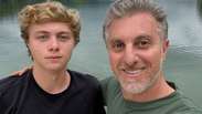 Luciano Huck comemora aprova&ccedil;&atilde;o de filho Ben&iacute;cio em faculdade que custa R$ 100 mil ao ano