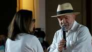 Lula faz autocr&iacute;tica por n&atilde;o ter mulher no palco e d&aacute; microfone &agrave; Janja