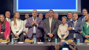 Cercado por mulheres, Fl&aacute;vio Bolsonaro anuncia Alfredo Gaspar como vice: &lsquo;Soldado do nordeste&rsquo;