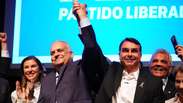 Cercado por mulheres, Fl&aacute;vio Bolsonaro anuncia Alfredo Gaspar como vice: &lsquo;Soldado do nordeste&rsquo;