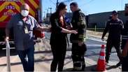Rep&oacute;rter da Record cai em bueiro durante transmiss&atilde;o ao vivo em inc&ecirc;ndio na Grande SP
