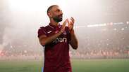 Salah ganha festa surreal ao ser apresentado &agrave; torcida do Trabzonspor na Turquia