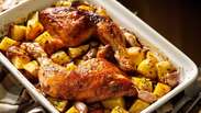 Sobrecoxa na air fryer: o tempero certo para n&atilde;o ficar sem sal