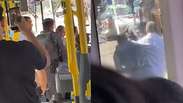Motorista de &ocirc;nibus &eacute; retirado &agrave; for&ccedil;a de ve&iacute;culo por policiais militares em SP