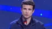 Humorista, Andr&eacute; Marinho responde pergunta imitando Eduardo Paes em debate e diz: 'Fuj&atilde;o'
