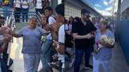 Merendeira ganha corredor de aplausos de estudantes e buqu&ecirc; de flores ao se aposentar de escola em Pernambuco