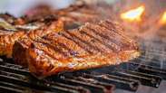 5 carnes que voc&ecirc; nunca deveria colocar na churrasqueira