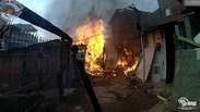 PMs pulam muro e retiram moradores pelas janelas durante inc&ecirc;ndio em S&atilde;o Paulo