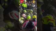 Mulher &eacute; resgatada de escombros mais de 35 horas ap&oacute;s terremoto na Col&ocirc;mbia #shorts