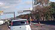 V&iacute;deo registra momento que criminosos armados com fuzis roubam carro na Avenida Brasil, no Rio