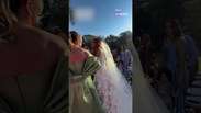 Ap&oacute;s briga com o pai, Viih Tube caminha sozinha at&eacute; o altar em casamento #shorts