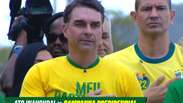 Fl&aacute;vio Bolsonaro lan&ccedil;a campanha com colete &agrave; prova de balas e canta hino ao lado da m&atilde;e e da esposa
