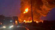 V&iacute;deo mostra inc&ecirc;ndio provocado por explos&atilde;o de tambores com solvente em f&aacute;brica na &Iacute;ndia