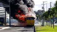 &Ocirc;nibus pega fogo ap&oacute;s pane el&eacute;trica em avenida de Salvador; veja ve&iacute;culo em chamas