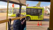 Asa de Boeing 737 &eacute; atingida por &ocirc;nibus durante embarque no Aeroporto de Guarulhos; veja