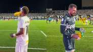 Neymar bebe &aacute;gua da garrafa de goleiro Walter e brinca: &lsquo;Vou deixar o Walt&atilde;o sem &aacute;gua&rsquo;