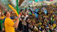 Fl&aacute;vio Bolsonaro &eacute; recebido por multid&atilde;o de apoiadores ao desembarcar em aeroporto de Macei&oacute; (AL)