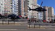 Helic&oacute;ptero pousa no meio de avenida e impressiona moradores em Porto Alegre