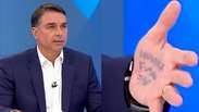 Fl&aacute;vio Bolsonaro leva 'cola na m&atilde;o' em sabatina na TV Globo
