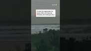 Mulher morre ap&oacute;s ser atingida por raio em praia de Florian&oacute;polis; c&acirc;mera flagrou o momento #shorts