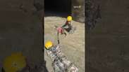 Militares rastejam em mar de lama para resgatar 350 pessoas em t&uacute;nel no Nepal #shorts
